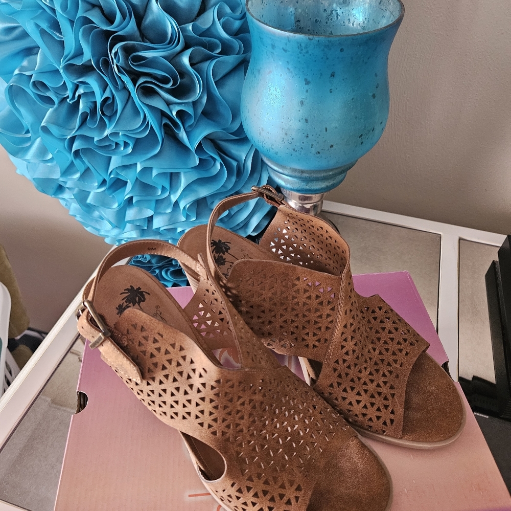 Shoes - Picture 2 of 5